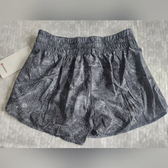 Lululemon Athletica Tracker 4" Women's Shorts - Picture 4 of 4